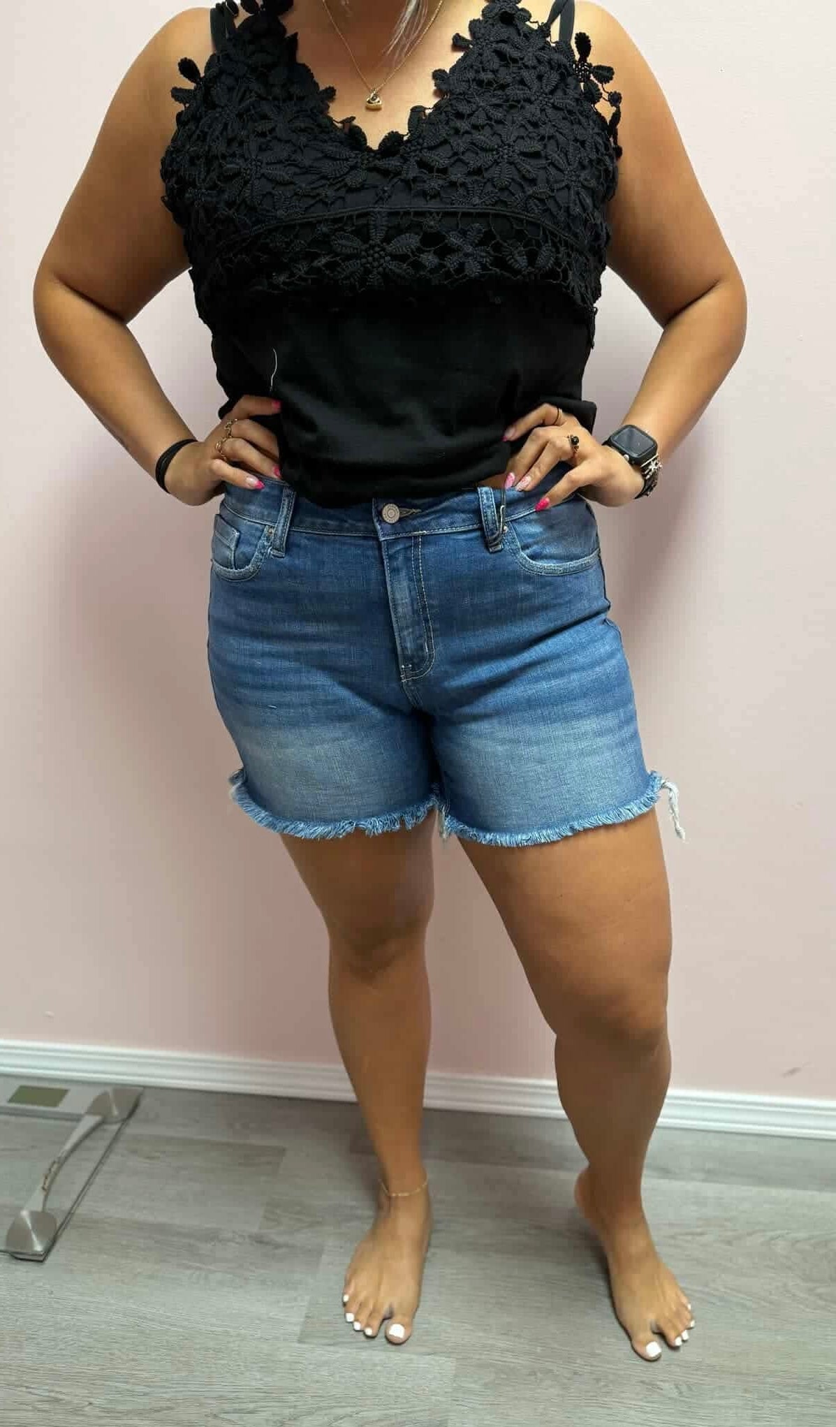 Mid Rise Frayed Hem Short