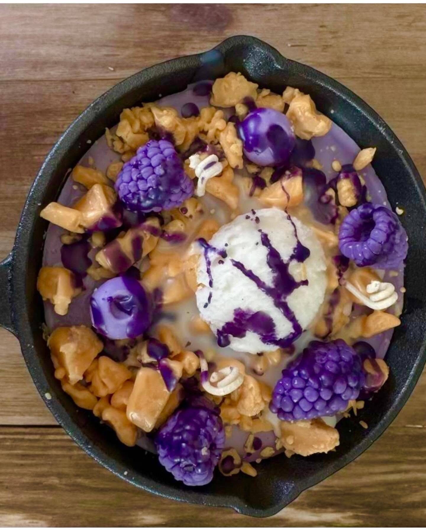 Wild berry cheesecake skillet candle