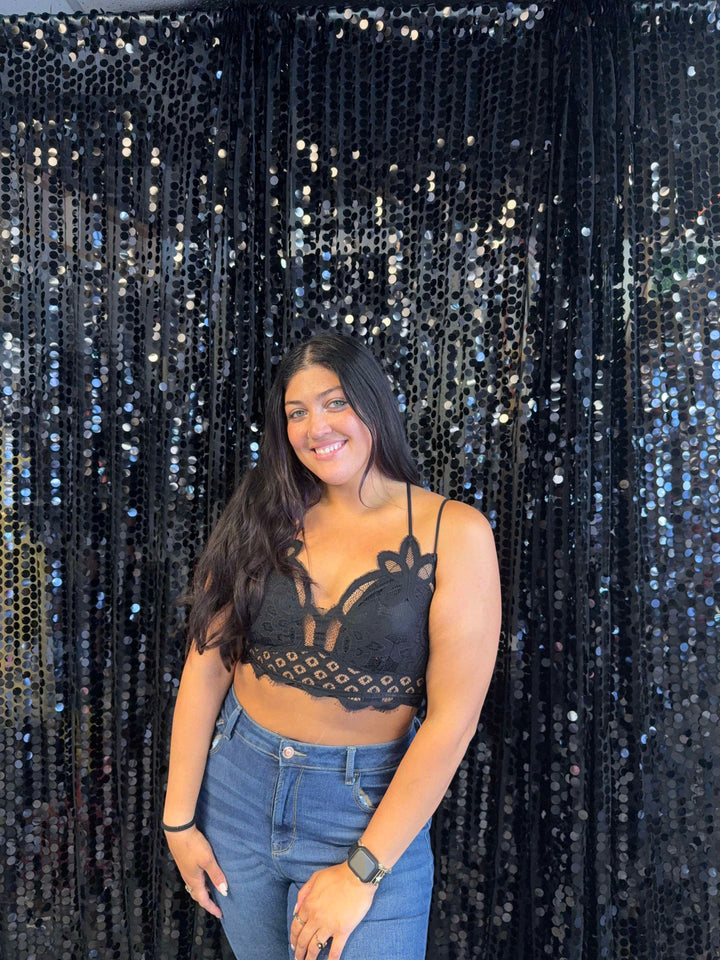 Crochet bralette with removable pads