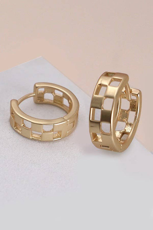 MINI CUTOUT CHECKER HOOP HUGGIE EARRING - MATTE GOLD