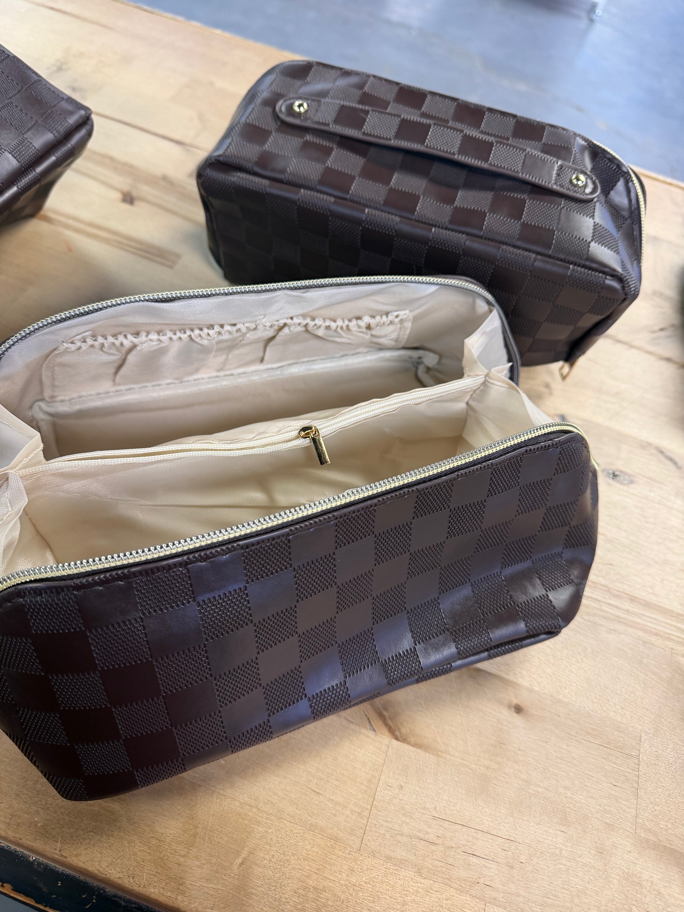 Checkered expandable makeup bag